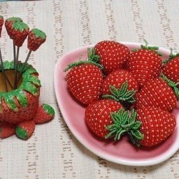 Клубничка из бисера