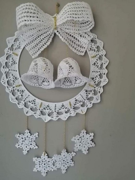 Новогодний вязаный декор с колокольчиками