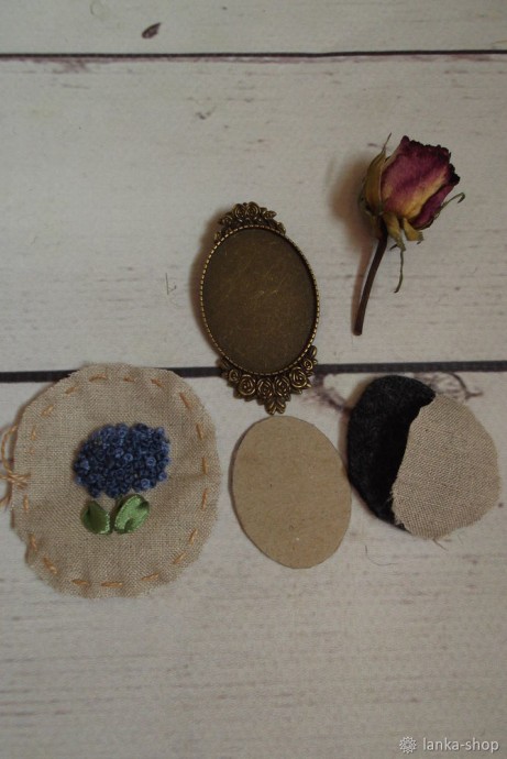 Брошь с вышивкой