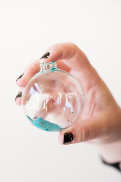 Шарики на елку, украшенные поталью