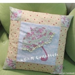 Пэчворк: подушка с аппликацией зонтика
