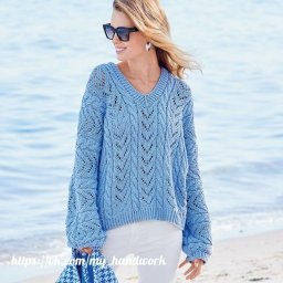 ​Красивый пуловер с вертикальными полосками рисунка