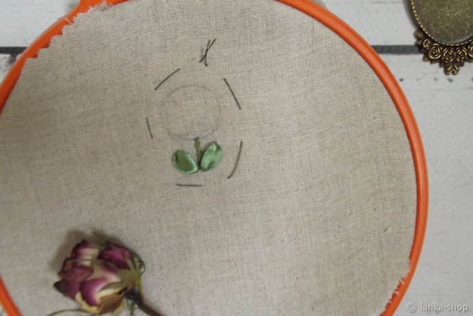 Брошь с вышивкой