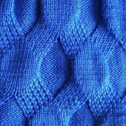 Необычной красоты узор из лицевых и изнаночных петель