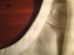 ​Обработка горловины и пройм косой бейкой (обтачный шов), без отделочной строчки