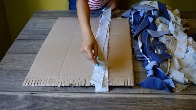 Плетём уютный коврик из остатков ткани