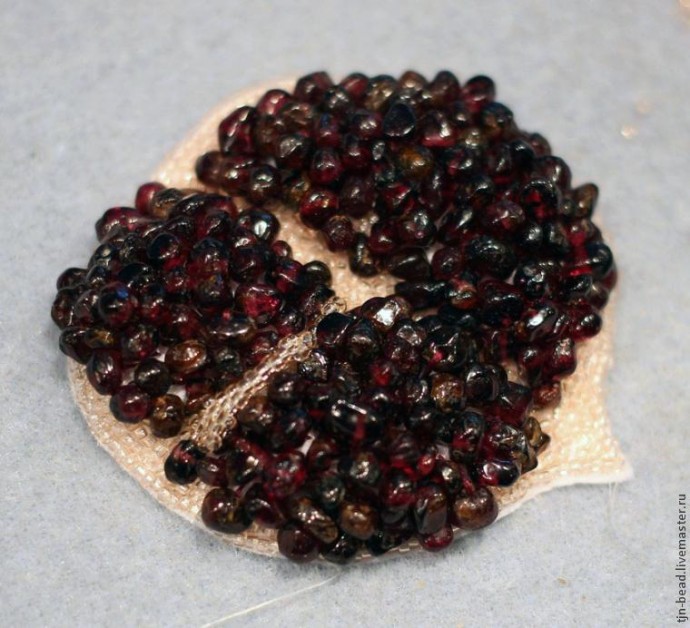 Аппетитная и сочная брошь "Гранат"