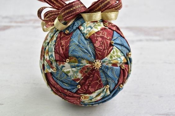 ​Идеи украшения ёлочных шаров кусочками ткани