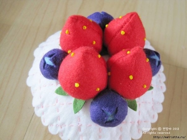 Клубничный кекс из фетра: мини-мастер-класс