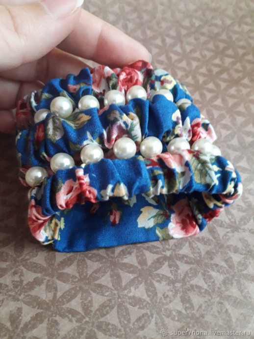 Широкий браслет из ткани и бусин