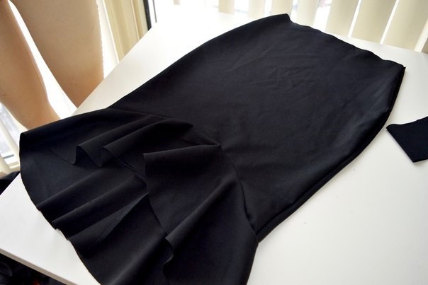 ​Юбка с воланом с завышенным передом