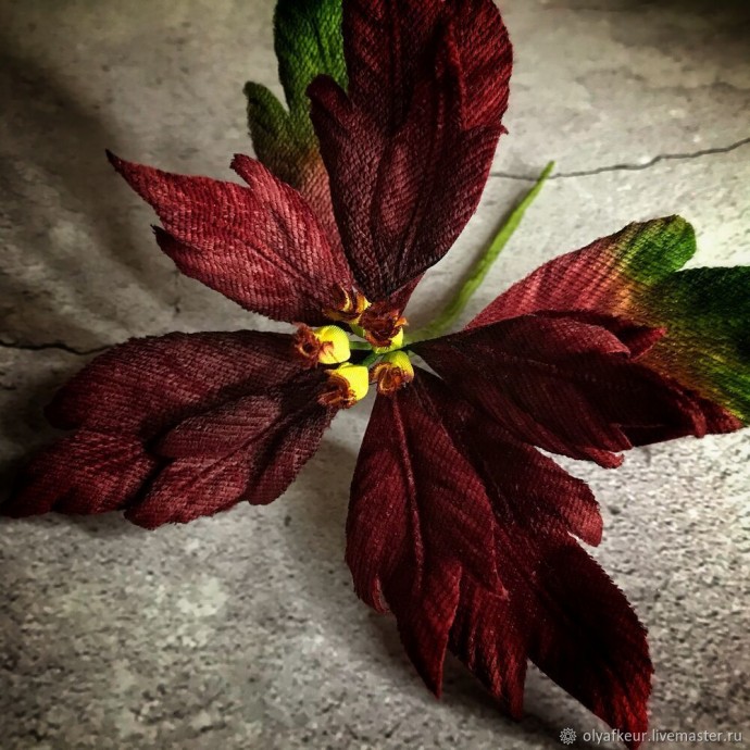 Белая пуансеттия из бархата