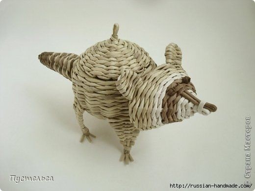 ​Енот из газетных трубочек