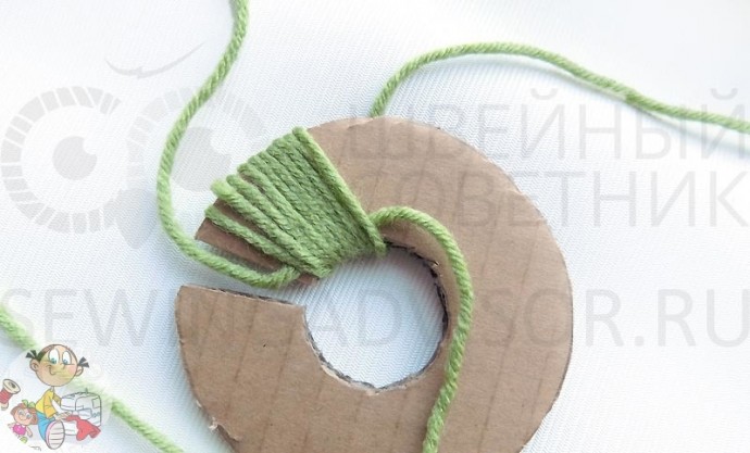 Новогодняя гирлянда с помпонами