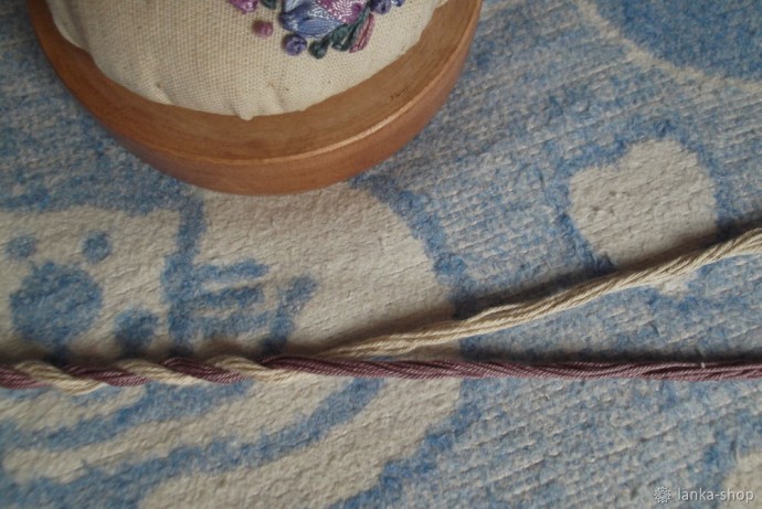 Игольница с вышивкой