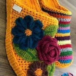 ​Невероятная красота вязаных тапочек