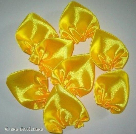 Очень красивая роза из лент