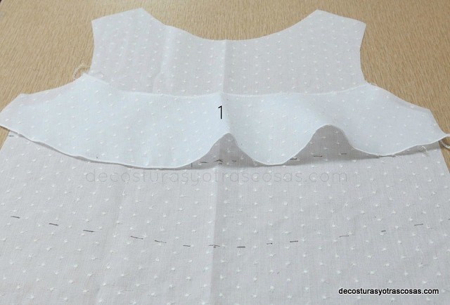 Простая и нарядная женская маечка Простая и нарядная женская маечка