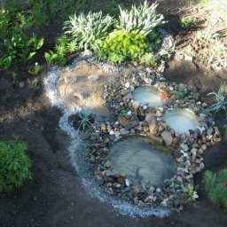 ​Как с помощью трех покрышек разного размера облагородить свой участок