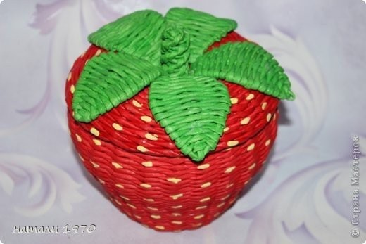 Клубника  из газетных трубочек