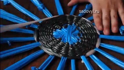 Коврик из мусорных пакетов