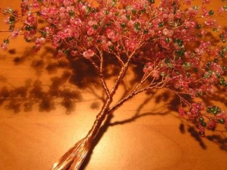 Нежно-розовая цветущая сакура из бисера