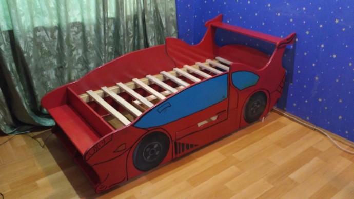 Кроватка-машинка для ребенка
