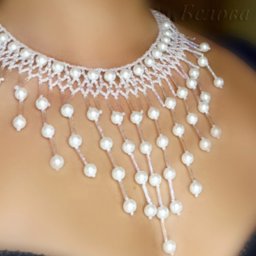 Нежное колье из бусин и бисера