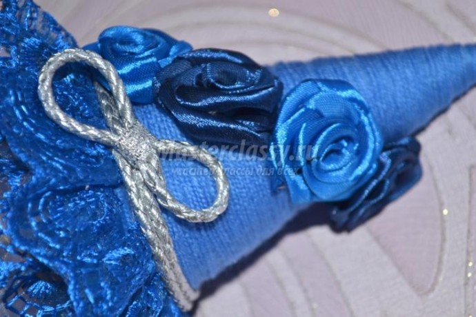 Новогодняя ёлочка из ниток и кружева с розами