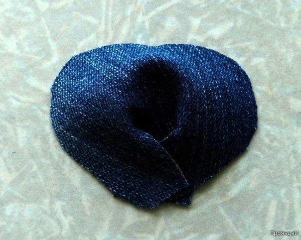 Розочка из старых джинсов: цветение старины