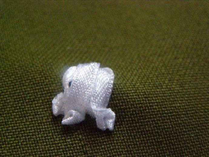 Вышивка ландышей атласными лентами