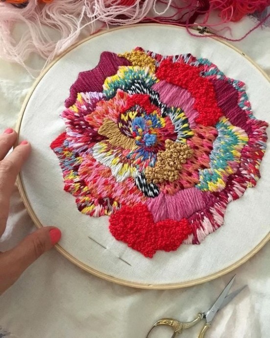 Яркая и разноцветная цветочная вышивка: идеи для творчества