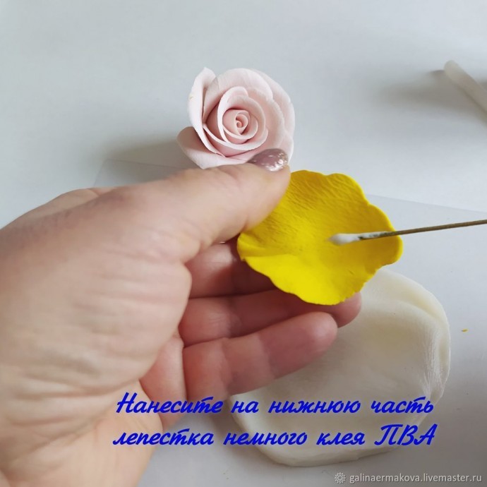 Роза из зефирной полимерной глины