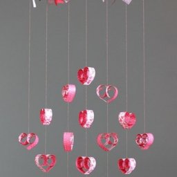​Мобиль с крохотными сердцами