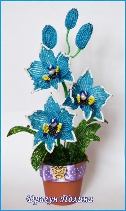 Невероятно красивый голубой цветок из бисера
