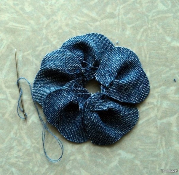 Розочка из старых джинсов: цветение старины