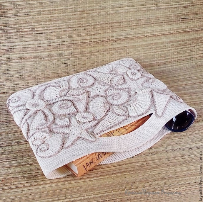 Своеобразная сумка с декором из ракушек и морских звезд