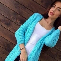 ​Удлиненный кардиган с запоминающимся узором спицами