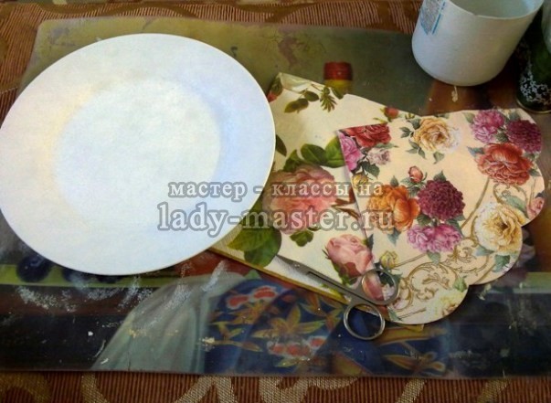​Декупаж тарелки в стиле "шебби-шик"