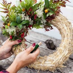 Идеи декоративных веночков из еловых веточек