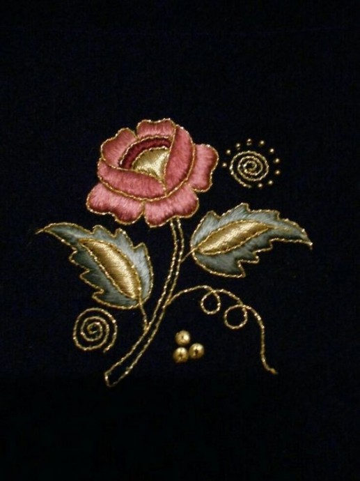 Идеи вышивки цветов гладью на черном фоне