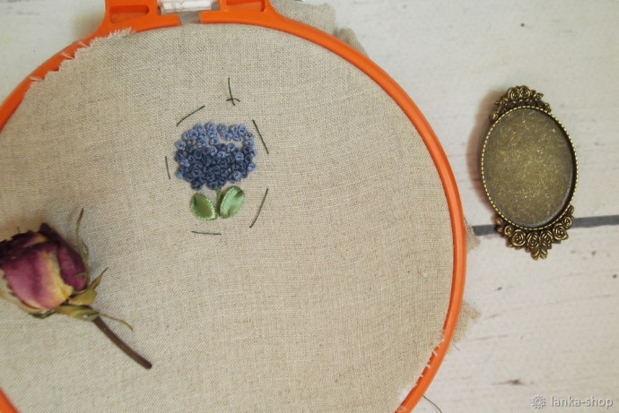 Брошь с вышивкой