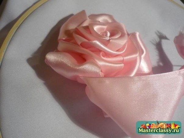 Вышиваем лентами розы: мастер-класс