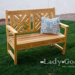 Красивая садовая скамья для дачи