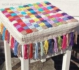 Вязаный чехол с бахромой для табуретки