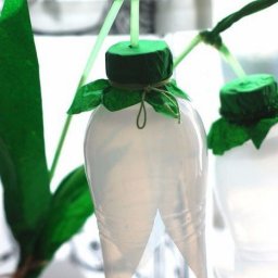 ​Ландыши из белых пластиковых бутылок