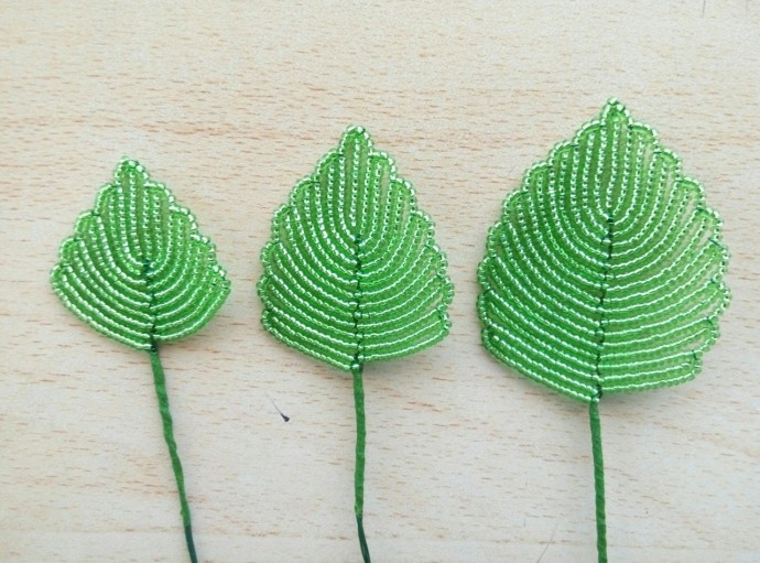 ​Нарциссы и ветка ольхи из бисера