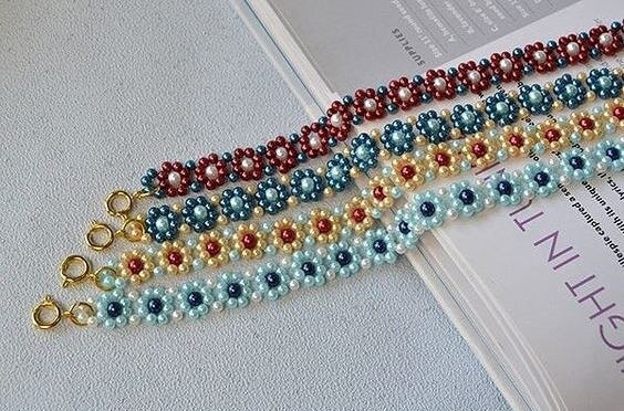 Плетем из бисера яркий цветочный браслет