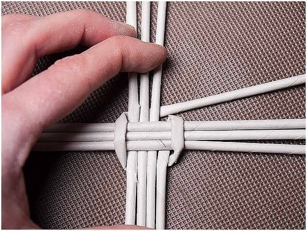 Делаем корзинку из газетных трубочек