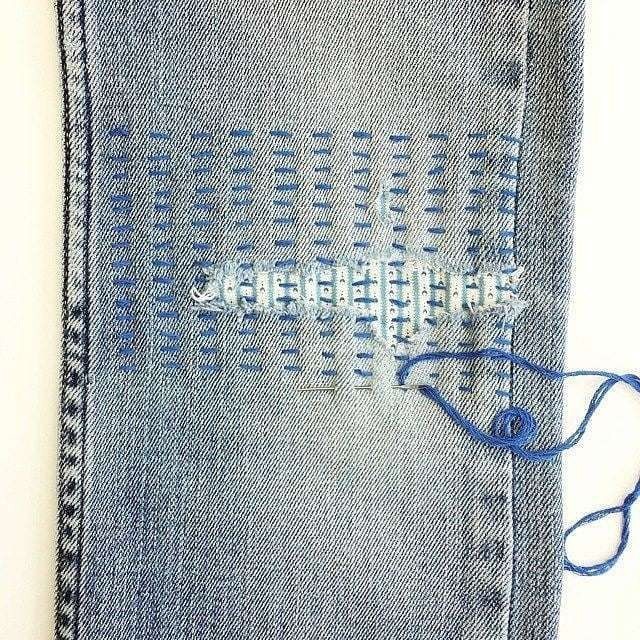 ​Как интересно заштопать джинсы